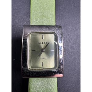 Vintage Gucci Watch 90001 Quartz Silver Tone Green Leather Strap 20.5mm